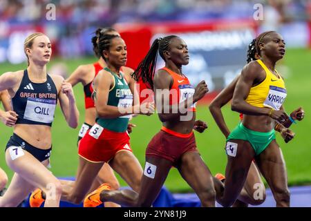 Mary Moraa (KEN) partecipa alle semifinali femminili 800 ai Giochi Olimpici estivi del 2024. Foto Stock