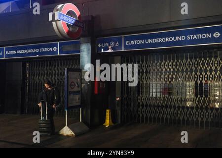 Londra, Regno Unito. 24 novembre 2024. Le persiane sono tirate oltre l'ingresso della stazione della metropolitana di Euston. I passeggeri hanno dovuto affrontare interruzioni dei viaggi ferroviari nel tardo pomeriggio e fino alla sera, dopo che un'interruzione di corrente ha interessato le schermate informative e le inondazioni si sono verificate lungo alcune linee al di fuori di Londra. La stazione fu chiusa per un breve periodo a causa del sovraffollamento e la stazione della metropolitana rimase chiusa per tutto il tempo. Credito: Fotografia dell'undicesima ora/Alamy Live News Foto Stock