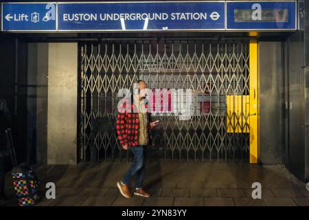 Londra, Regno Unito. 24 novembre 2024. Le persiane sono tirate oltre l'ingresso della stazione della metropolitana di Euston. I passeggeri hanno dovuto affrontare interruzioni dei viaggi ferroviari nel tardo pomeriggio e fino alla sera, dopo che un'interruzione di corrente ha interessato le schermate informative e le inondazioni si sono verificate lungo alcune linee al di fuori di Londra. La stazione fu chiusa per un breve periodo a causa del sovraffollamento e la stazione della metropolitana rimase chiusa per tutto il tempo. Credito: Fotografia dell'undicesima ora/Alamy Live News Foto Stock
