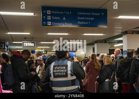 Londra, Regno Unito. 24 novembre 2024. I passeggeri hanno dovuto affrontare interruzioni dei viaggi ferroviari nel tardo pomeriggio e fino alla sera, dopo che un'interruzione di corrente ha interessato le schermate informative e le inondazioni si sono verificate lungo alcune linee al di fuori di Londra. La stazione fu chiusa per un breve periodo a causa del sovraffollamento e la stazione della metropolitana rimase chiusa per tutto il tempo. Credito: Fotografia dell'undicesima ora/Alamy Live News Foto Stock