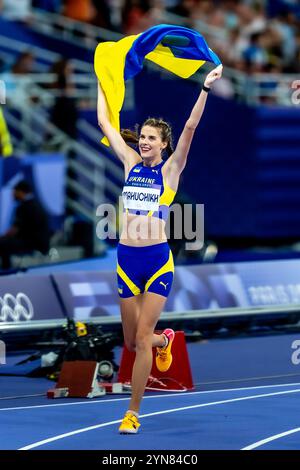 Yaroslava Mahuchikh (UKR)-Gold celebra la sua vittoria nel salto in alto femminile ai Giochi olimpici estivi del 2024. Foto Stock