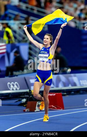 Yaroslava Mahuchikh (UKR)-Gold celebra la sua vittoria nel salto in alto femminile ai Giochi olimpici estivi del 2024. Foto Stock