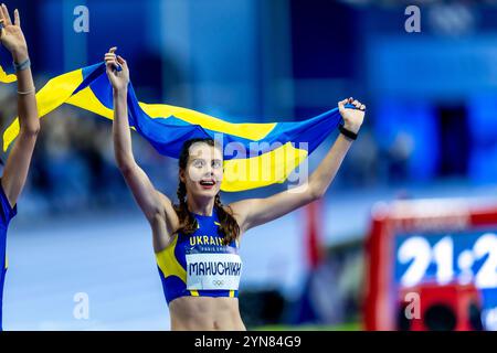 Yaroslava Mahuchikh (UKR)-Gold celebra la sua vittoria nel salto in alto femminile ai Giochi olimpici estivi del 2024. Foto Stock