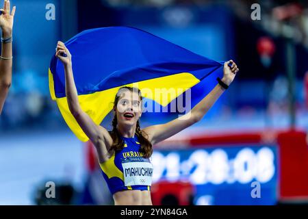 Yaroslava Mahuchikh (UKR)-Gold celebra la sua vittoria nel salto in alto femminile ai Giochi olimpici estivi del 2024. Foto Stock