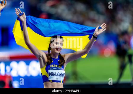 Yaroslava Mahuchikh (UKR)-Gold celebra la sua vittoria nel salto in alto femminile ai Giochi olimpici estivi del 2024. Foto Stock