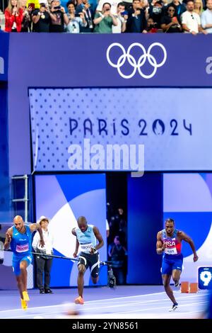 Noah Lyles (USA), vince la medaglia d'oro nelle finali maschili del 100 ai Giochi Olimpici estivi del 2024. Foto Stock