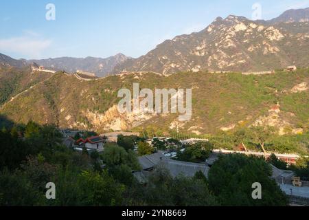 Pechino, Cina - 23 ottobre 2024: Vista dal passo di Juyongguan della grande Muraglia Cinese. Foto Stock