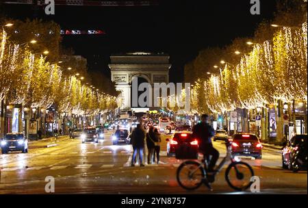 Parigi, Francia. 24 novembre 2024. Gli Champs-Elysees sono illuminati dalle luci natalizie a Parigi, Francia, 24 novembre 2024. La cerimonia di illuminazione annuale della stagione natalizia si è tenuta qui domenica. Le luci sulla famosa avenue saranno accese dalle 17:00 a mezzanotte tutti i giorni e dureranno fino all'inizio di gennaio 2024, ad eccezione del 24 e 31 dicembre, quando le luci dureranno tutta la notte. Crediti: Gao Jing/Xinhua/Alamy Live News Foto Stock