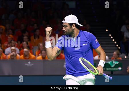 Malaga, Spagna. 24 novembre 2024. Matteo Berrettini, italiano, celebra il punteggio ottenuto durante la finale tra Italia e Paesi Bassi al torneo di tennis di Coppa Davis a Malaga, Spagna, 24 novembre 2024. Crediti: Meng Dingbo/Xinhua/Alamy Live News Foto Stock