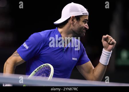 Malaga, Spagna. 24 novembre 2024. Matteo Berrettini, italiano, celebra il punteggio ottenuto durante la finale tra Italia e Paesi Bassi al torneo di tennis di Coppa Davis a Malaga, Spagna, 24 novembre 2024. Crediti: Meng Dingbo/Xinhua/Alamy Live News Foto Stock