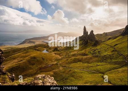 Splendida vista panoramica delle Highland con formazioni rocciose e Rolling Green Hills Foto Stock