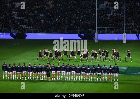 Torino, Italia. 23 novembre 2024. Gli All Blacks neozelandesi eseguono l'Haka durante l'Autumn Nations Series 2025 match tra Italia e nuova Zelanda (All Blacks) all'Allianz Stadium. Punteggio finale Italia 11:29 nuova Zelanda credito: SOPA Images Limited/Alamy Live News Foto Stock