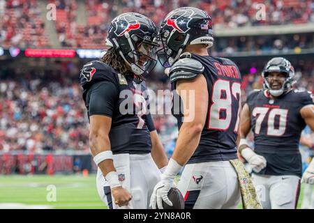 24 novembre 2024: Il tight end degli Houston Texans Cade Stover (87) celebra la sua ricezione da touchdown con il quarterback C.J. Stroud (7) durante una gara tra i Tennessee Titans e gli Houston Texans a Houston, Texas. Trask Smith/CSM Foto Stock