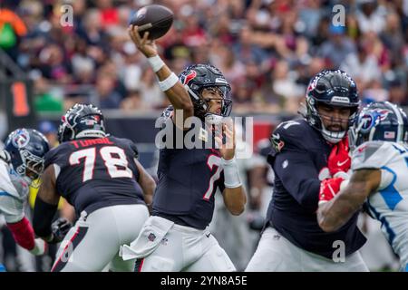 24 novembre 2024: Il quarterback degli Houston Texans C.J. Stroud (7) lancia un passaggio durante una partita tra i Tennessee Titans e gli Houston Texans a Houston, Texas. Trask Smith/CSM (immagine di credito: © Trask Smith/Cal Sport Media) Foto Stock