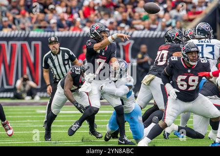 24 novembre 2024: Il quarterback degli Houston Texans C.J. Stroud (7) lanciò un passaggio mentre era sotto pressione durante una gara tra i Tennessee Titans e gli Houston Texans a Houston, Texas. Trask Smith/CSM Foto Stock