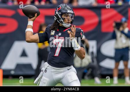 24 novembre 2024: Il quarterback degli Houston Texans C.J. Stroud (7) lancia un passaggio durante una partita tra i Tennessee Titans e gli Houston Texans a Houston, Texas. Trask Smith/CSM (immagine di credito: © Trask Smith/Cal Sport Media) Foto Stock