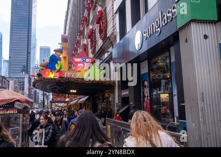 New York, Stati Uniti. 24 novembre 2024. Le persone camminano accanto alle vetrine delle vacanze di Macy's presso il flagship store di Macy's Herald Square sulla 34th Street a Midtown Manhattan. Credito: SOPA Images Limited/Alamy Live News Foto Stock