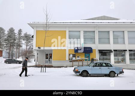 Jokkmokk, Svezia. 6 aprile 2021. Un uomo cammina nel centro di Jokkmokk, in Svezia, durante una nevicata. (Foto di Apolline Guillerot-Malick/SOPA Images/Sipa USA) credito: SIPA USA/Alamy Live News Foto Stock