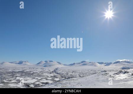 Lapporten, la "porta Lapponiana" (a sinistra) e un paesaggio lappone innevato sono visibili dalla cima della montagna Nuolja ad Abisko, Svezia. (Foto di Apolline Guillerot-Malick/SOPA Images/Sipa USA) credito: SIPA USA/Alamy Live News Foto Stock