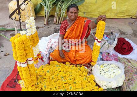 Donna che vende ghirlande di calendula nel mercato di Aurangabad, Maharashtra, India Foto Stock