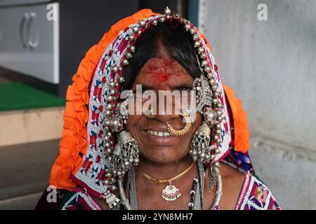 Ritratto di una donna tribale a Tuljapur, Maharashtra, India Foto Stock