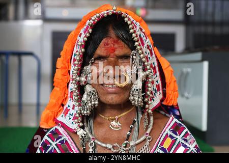 Ritratto di una donna tribale a Tuljapur, Maharashtra, India Foto Stock