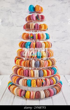 Una vibrante torre di macaron con strati di delicati e colorati dolci francesi, perfetta per eventi festivi e celebrazioni. Foto Stock