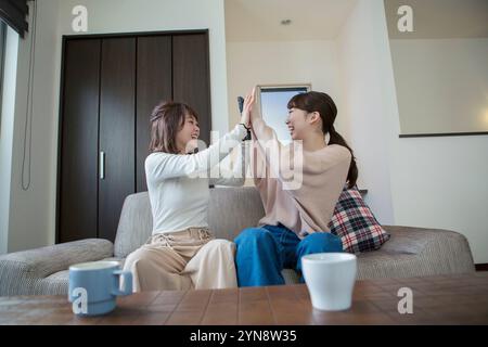 Due donne a vent'anni che danno five Foto Stock