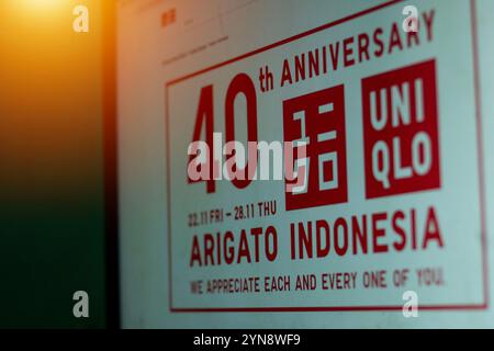 pringsewu, lampung; 25 novembre 2024; promo uniqlo 40th anniversary su schermo del sito web close up, uniqlo id è un'applicazione di shopping, monitor per computer Foto Stock