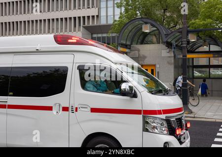 Ambulanza di emergenza su City Street Foto Stock