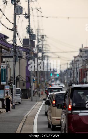 Trafficata Kyoto Street con traffico e linee elettriche Foto Stock