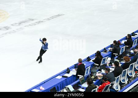 Il cinese Jin Boyang partecipa al concorso maschile di singolare. Chongqing, Cina. 22 novembre 2024. Il Gran Premio del mondo di pattinaggio di figura della Coppa della Cina 2024 prende il via a Chongqing, attirando 60 pattinatori di figura da 16 paesi e regioni, il 22 novembre 2024. Credito: He Penglei/China News Service/Alamy Live News Foto Stock