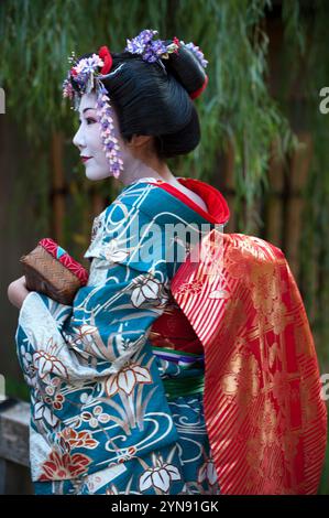 Un turista vestito come una maiko che indossa un kimono, un obi e una parrucca nel quartiere Gion di Kyoto. Foto Stock