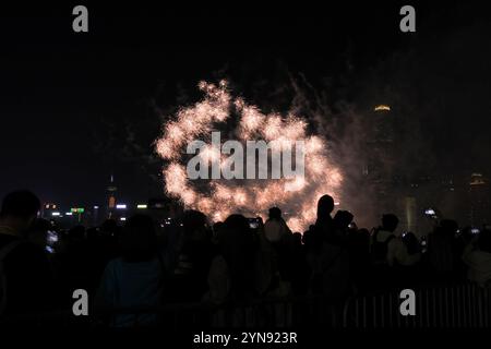 I fuochi d'artificio sul Victoria Harbor attirano la gente. Hong Kong, Cina. 22 novembre 2024. L'Hong Kong Winterfest sponsorizzato dall'Hong Kong Tourism Board è stato lanciato il 22 novembre 2024. Crediti: Chen Yongnuo/China News Service/Alamy Live News Foto Stock