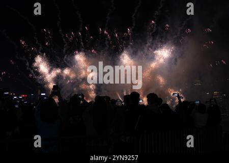 I fuochi d'artificio sul Victoria Harbor attirano la gente. Hong Kong, Cina. 22 novembre 2024. L'Hong Kong Winterfest sponsorizzato dall'Hong Kong Tourism Board è stato lanciato il 22 novembre 2024. Crediti: Chen Yongnuo/China News Service/Alamy Live News Foto Stock