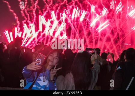 I fuochi d'artificio sul Victoria Harbor attirano la gente. Hong Kong, Cina. 22 novembre 2024. L'Hong Kong Winterfest sponsorizzato dall'Hong Kong Tourism Board è stato lanciato il 22 novembre 2024. Crediti: Chen Yongnuo/China News Service/Alamy Live News Foto Stock