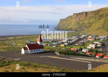 Una vista su una città di Vik, una piccola città in Islanda Foto Stock