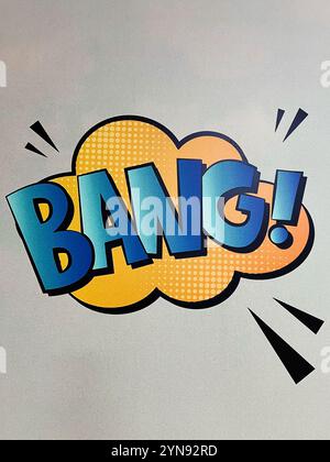 Illustrazione dinamica in stile fumetto con la parola "BANG" in colori vivaci. Enfatizza l'azione e l'emozione con un effetto esplosivo pop-art, ideale Foto Stock