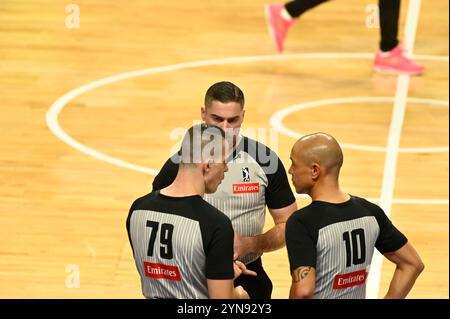 Città del Messico, Messico. 24 novembre 2024. Arbitri durante la partita NBA G League tra Mexico City Capitanes e Rio grande Valley Vipers alla Mexico City Arena. Il 24 novembre 2024 a città del Messico, Messico. (Foto di Carlos Tischler/ credito: Eyepix Group/Alamy Live News Foto Stock