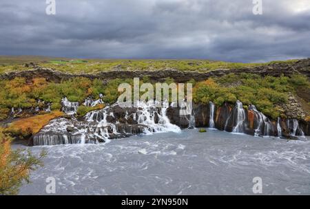 L'Hraunfossar è una serie di cascate formate da rivuleti che fluiscono su una distanza di circa 900 metri Foto Stock