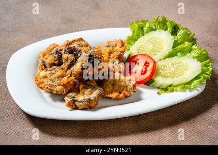 L'anguilla fritta o belut goreng in indonesiano è un piatto popolare a base di anguilla d'acqua dolce che è stato ricoperto in un saporito condimento e fritto fino al cris Foto Stock