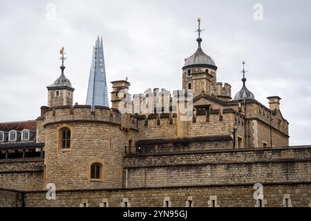 Il Palazzo reale di sua Maestà e la Fortezza della Torre di Londra, o la Torre di Londra, storico castello sulla riva nord del Tamigi nel c Foto Stock