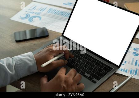 Primo piano foto di uomo mani laptop con schermo vuoto sul tavolo del caffè Foto Stock