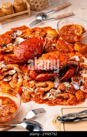 padang con salsa di granchio (Padang indonesiano con salsa di kepiting). Piatto di granchio servito con salsa Padang calda e piccante. Foto Stock