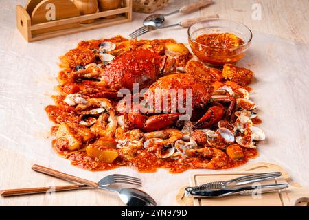 padang con salsa di granchio (Padang indonesiano con salsa di kepiting). Piatto di granchio servito con salsa Padang calda e piccante. Foto Stock