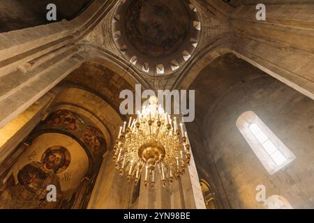 Mtskheta, Georgia. Chiudi l'immagine di Gesù Cristo sul fresco presso la parete interna della cattedrale di Svetitskhoveli del pilastro vivente, antico georgiano Foto Stock