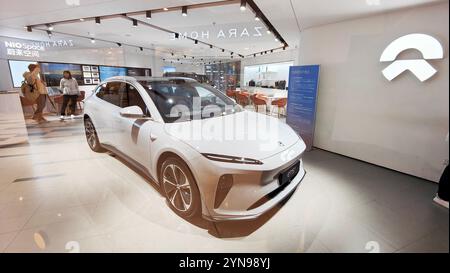 Un negozio di NIO, il marchio nazionale cinese di veicoli elettrici a nuova energia, si trova a Shanghai, in Cina, 3 febbraio 2024. Foto Stock