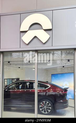 Un negozio di NIO, il marchio nazionale cinese di veicoli elettrici a nuova energia, si trova a Shanghai, in Cina, 3 febbraio 2024. Foto Stock