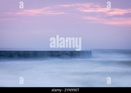 Tempesta Bert all'alba sulla spiaggia ovest del faro di Newhaven sulla costa orientale del Sussex, Inghilterra sud-orientale, Regno Unito Foto Stock