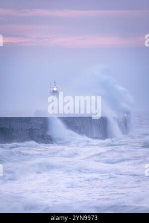Tempesta Bert all'alba sulla spiaggia ovest del faro di Newhaven sulla costa orientale del Sussex, Inghilterra sud-orientale, Regno Unito Foto Stock